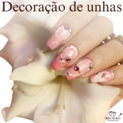 Decoração personalizada de unhas no estilo nails designer.