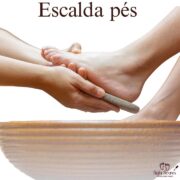 Escalda pés relaxante com óleos e sais terapêuticos.