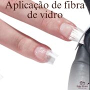 Alongamento de unhas com aplicação de fibra de vidro.