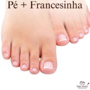 Esmaltação clássica francesinha nos pés.